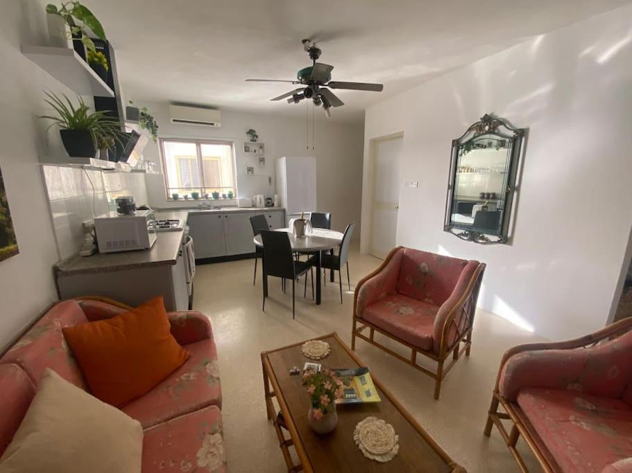 St Paul'S Bay Central Apartment In Qawra St. Paul's Bay Exterior photo